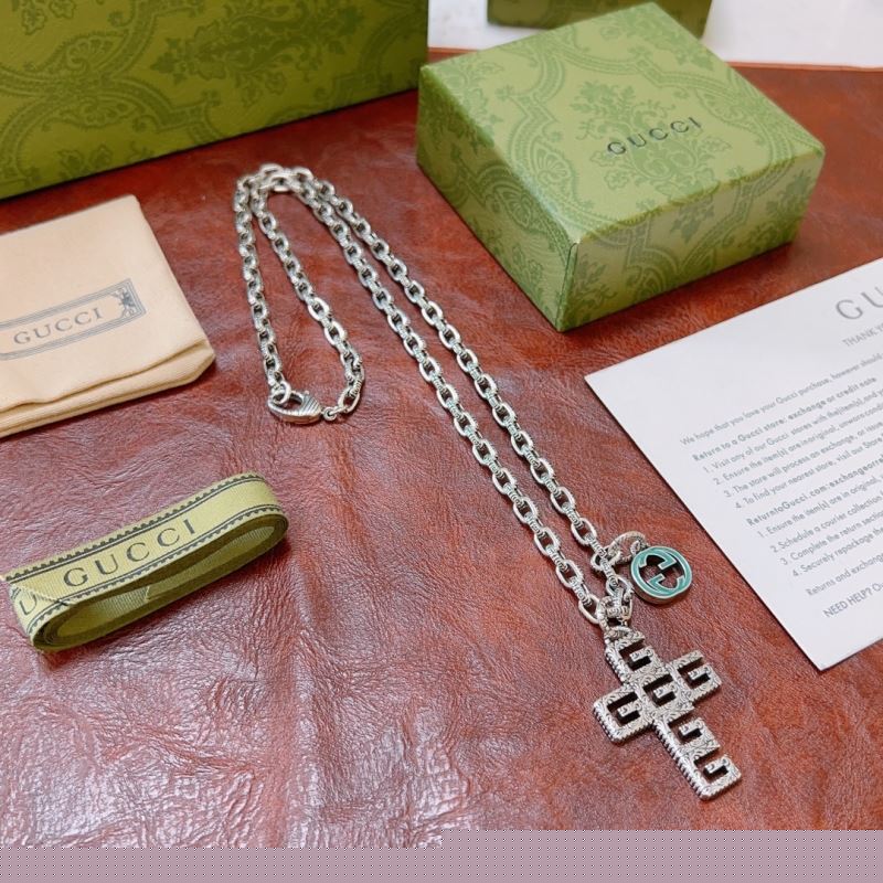 G*u*i necklaces